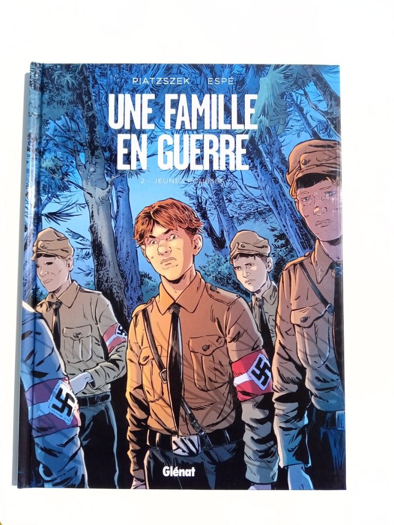 Couverture de la BD "Une famille en guerre. Tome 2 : Jeunes pousses"