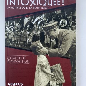 Couverture du catalogue d'exposition "Intoxiquée ! La jeunesse sous la botte nazie"